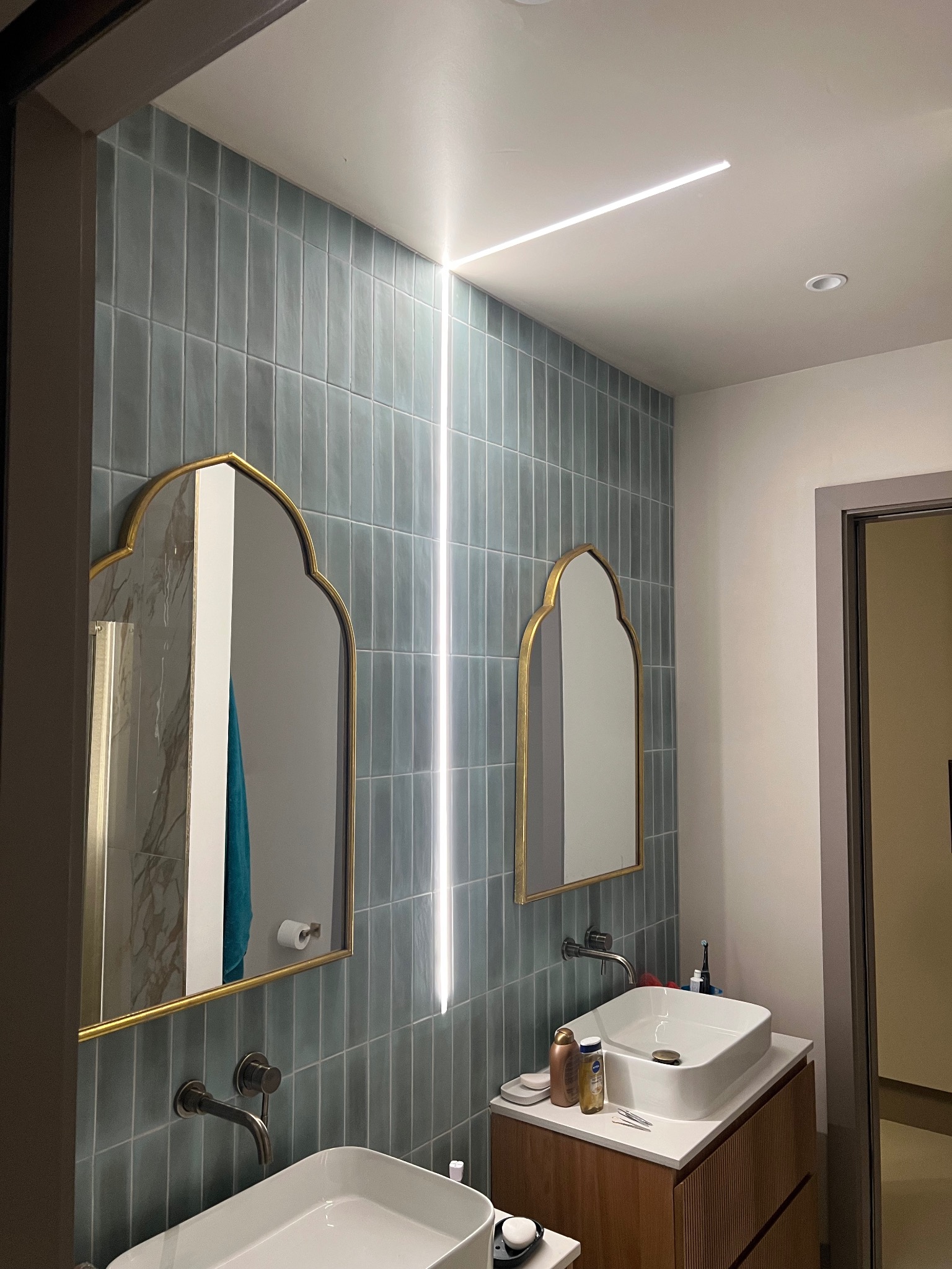 Modern bathroom with integrated LED feature lighting